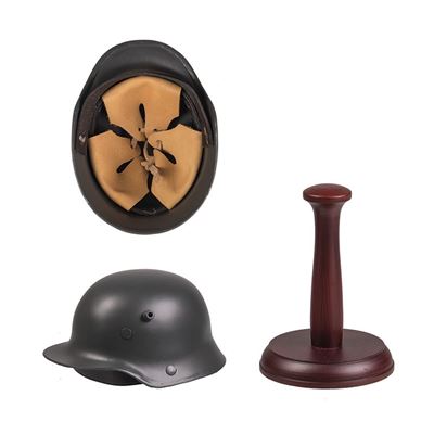 Hełm niemieckiej miniatury M16 z podstawką