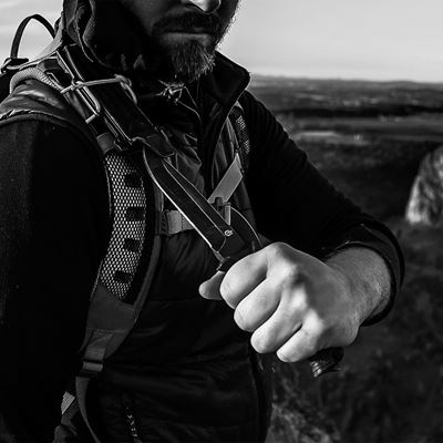 Nóż STRONGARM z gładkim ostrzem i pochwą COYOTE