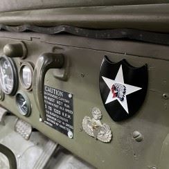 Metalowy znak 2nd Infantry Division z naklejką