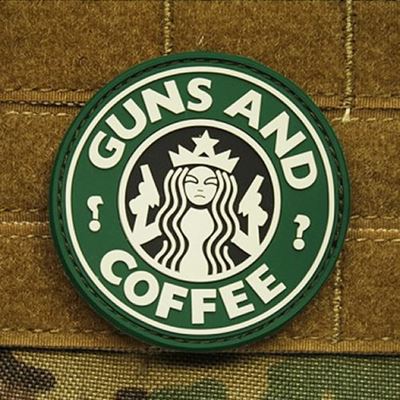 Plastikowa naszywka GUNS AND COFFEE GREEN