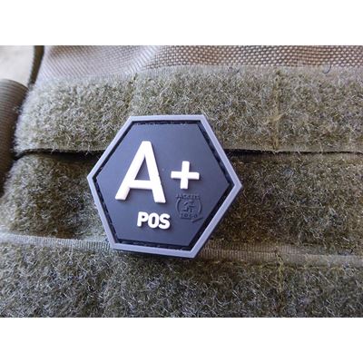 Naszywka sześciokątna krew POS plastikowa BLACK SWAT