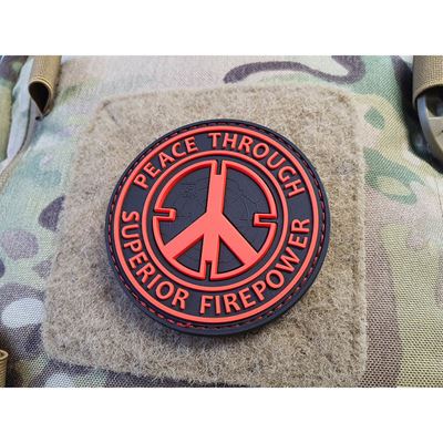 Naszywka PEACE THROUGH SUPERIOR FIREPOWER plastikowy rzep CZARNY/CZERWONY