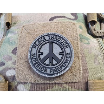 Naszywka PEACE THROUGH SUPERIOR FIREPOWER plastikowy rzep GREY