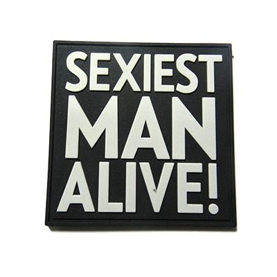 Patch SEXIEST MAN ALIVE! plastik BLACK/GRAY