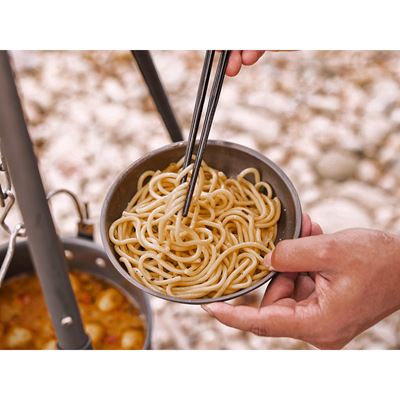 Zestaw narzędzi do gotowania na świeżym powietrzu, w tym opakowanie