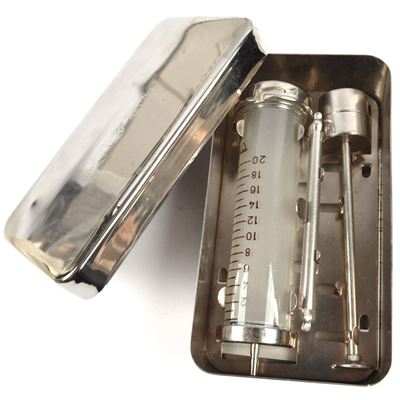 Strzygacz do zastrzyków 20 ml w metalowym pudełku